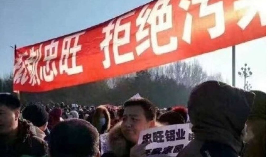 Hundreds of residents in Daqing voiced their opposition to the construction of an aluminium processing plant. Photo: Weibo