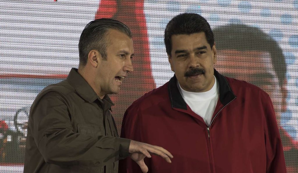 Tareck El Aissami speaks with Nicolas Maduro. Photo: Bloomberg