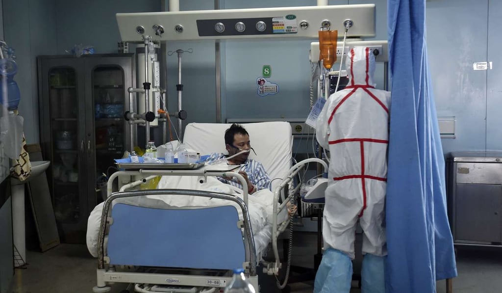 Aa medical worker monitors a patient infected with H7N9 bird flu at Wuhan Medical Treatment Centre in Wuhan in central China's Hubei province on February 12. Photo: AP