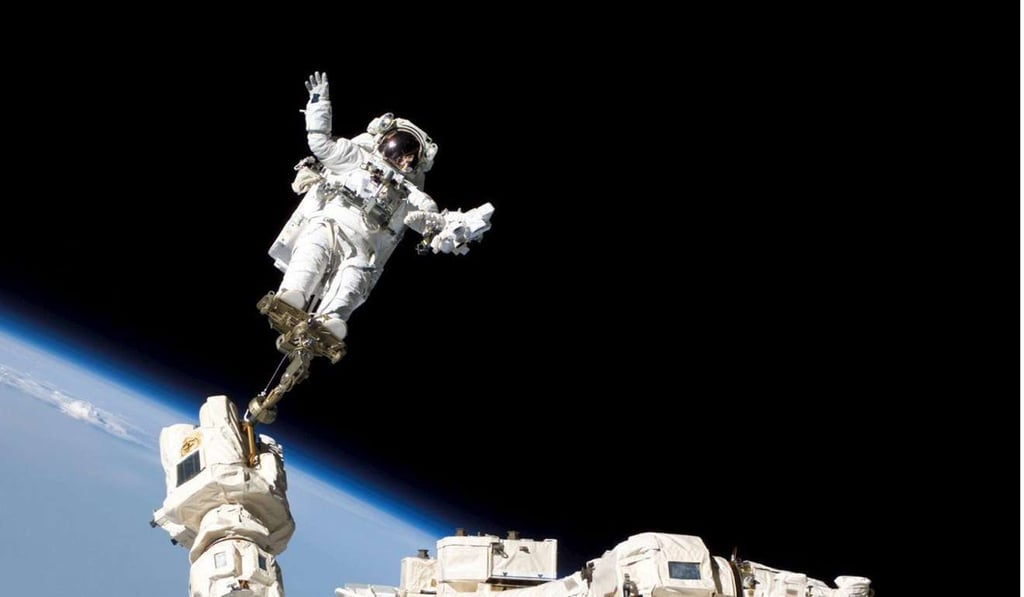Astronaut Steve Robinson participates in a spacewalk while tethered to the International Space Station's robotic arm in 2005. Photo: EPA
