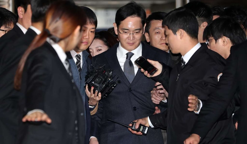 Jay Y. Lee, co-vice chairman of Samsung Electronics Co., leaves the Seoul Central District Court in Seoul, South Korea. Photo: Bloomberg