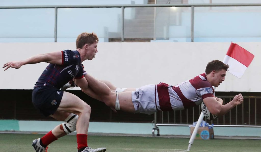 Kowloon's James Sawyer scores a flying try ahead of Scottish winger Marcus Ramage. Photo: Edward Wong