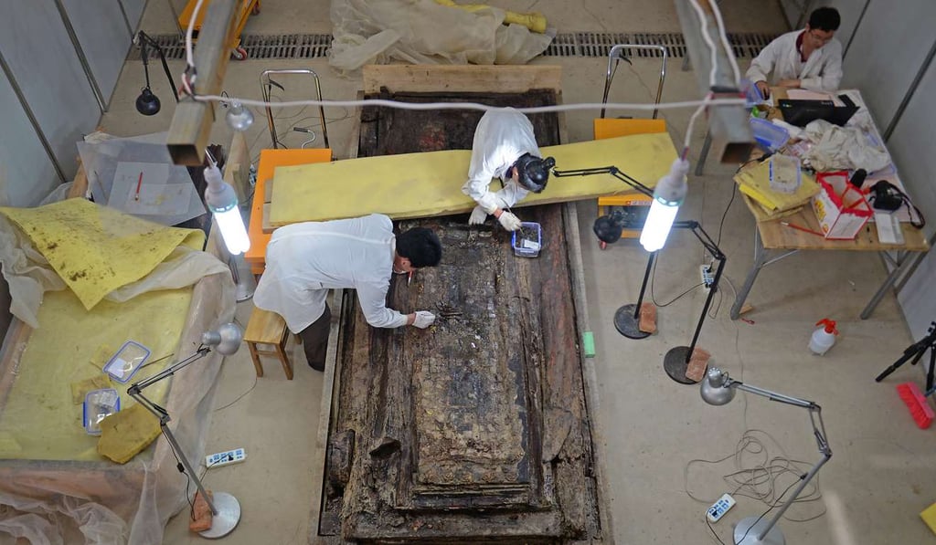 Archaeologists clean up the interior coffin of the 2,000-year-old tomb of Haihunhou, the Marquis of Haihun, in Nanchang, east China's Jiangxi province. More than 10,000 relics have been unearthed from the tomb since 2011. Photo: Xinhua