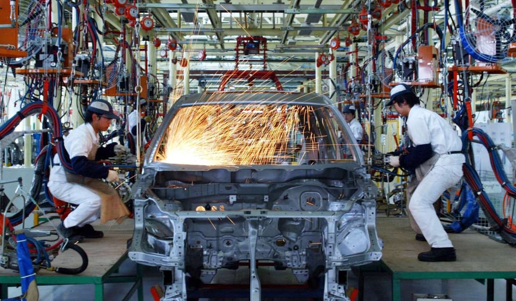 Chinese workers build a Honda CR-V SUV car in Wuhan, the capital of Hubei Province. Photo: Reuters
