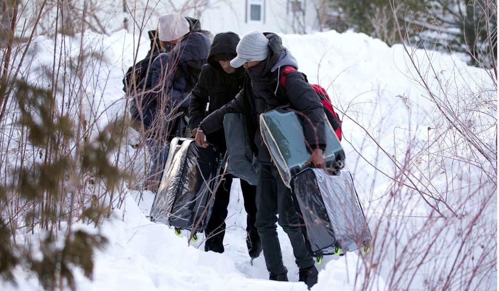 A family from Yemen crosses the US-Canada border into Hemmingford, Quebec, on February 14. Photo: Reuters