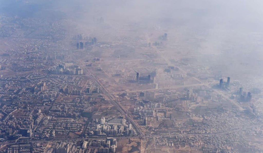 This file photo taken on November 25, 2014 shows smog enveloping buildings on the outskirts of the Indian capital New Delhi. Photo: AFP