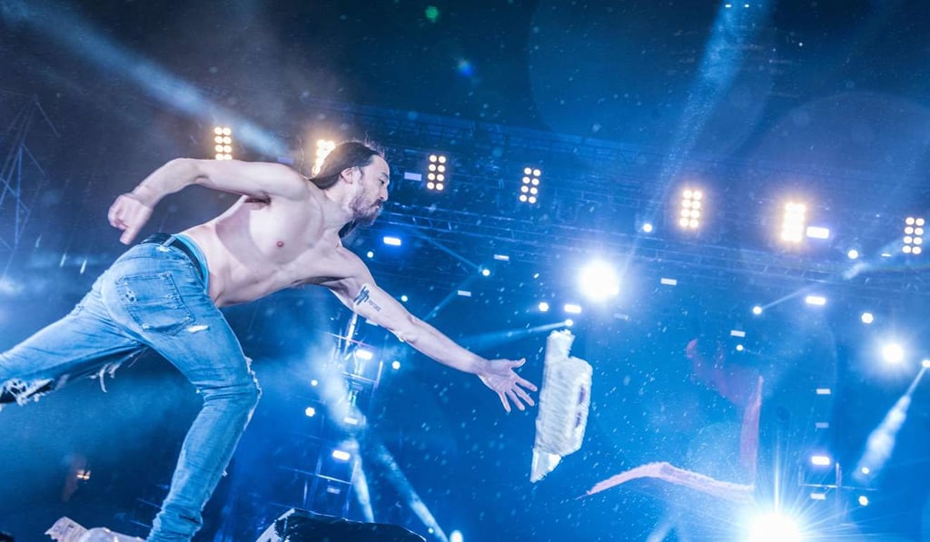 DJ Steve Aoki throws cake at the audience. DJ Steve Aoki throws cake at the audience.