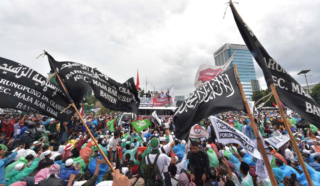 Indonesian Muslims demonstrate against Jakarta governor Basuki Tjahaja Purnama, outside parliament. Photo: AFP