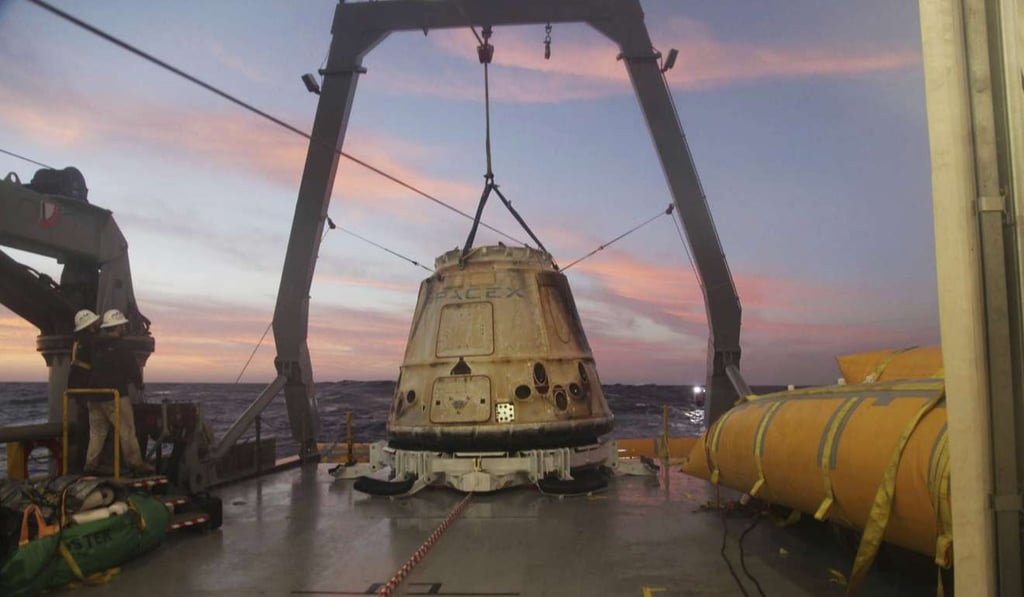 A Dragon capsule sits aboard a ship in the Pacific Ocean west of Mexico's Baja Peninsula after returning from the International Space Station in 2015. Photo: AP