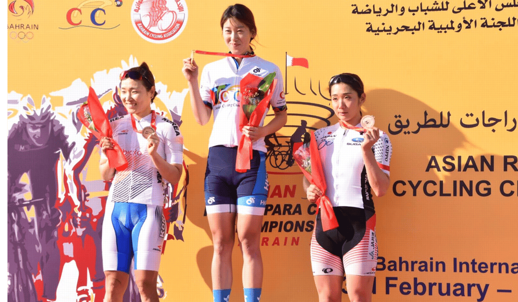 Yang Qianyu holds her gold medal after winning her race. Yang Qianyu holds her gold medal after winning her race.