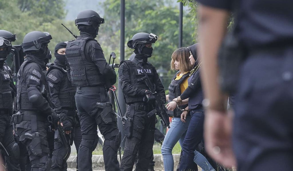 Vietnamese Doan Thi Huong, 28, (2-R, in yellow shirt), who was detained in connection with the death of Kim Jong-nam, is seen wearing a bulletproof vest. Photo: EPA Vietnamese Doan Thi Huong, 28, (2-R, in yellow shirt), who was detained in connection with the death of Kim Jong-nam, is seen wearing a bulletproof vest. Photo: EPA