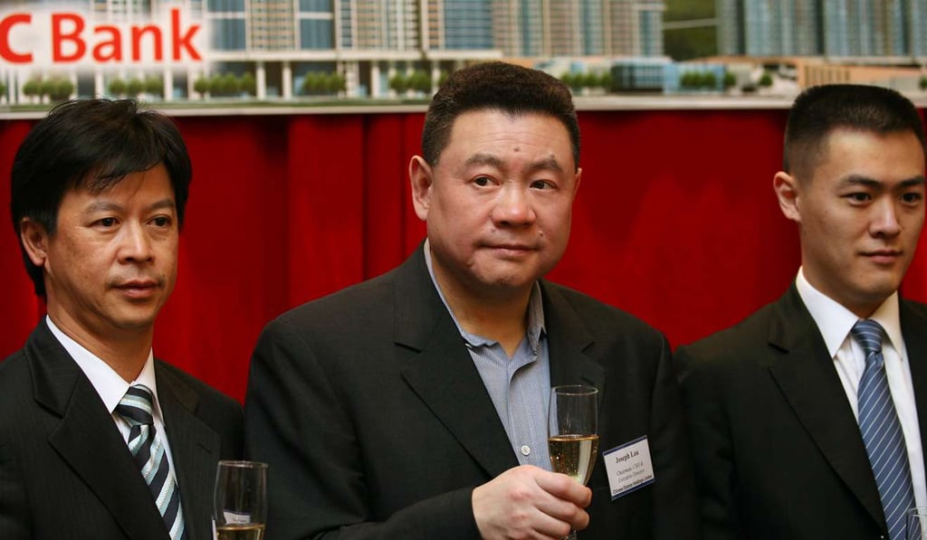 Lau (centre), at a deal signing as chairman and CEO of China Estates Holdings in Admiralty in 2007. Photo: Jonathan Wong
