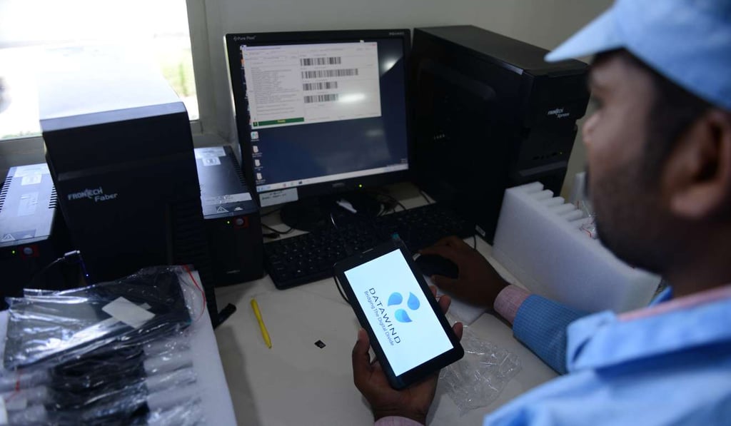 Indian technicians check tablet computers at Canadian company Datawind Manufacturing. Photo: AFP Indian technicians check tablet computers at Canadian company Datawind Manufacturing. Photo: AFP
