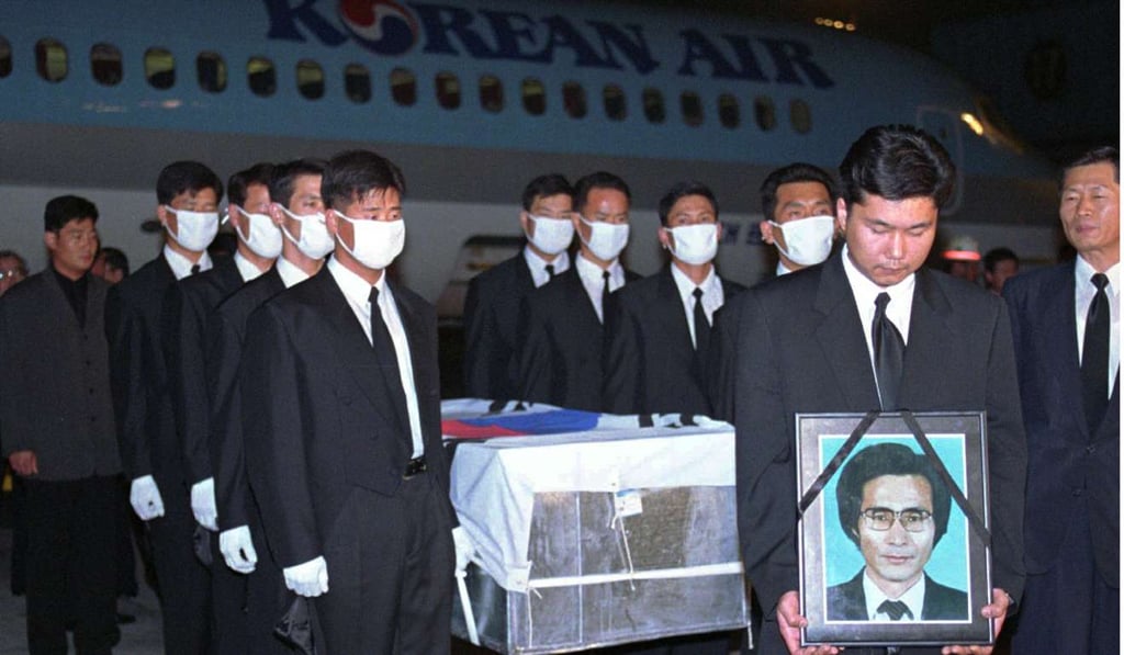 Government officers carry a portrait and a coffin containing South Korean Choi Duk-kun, a South Korean diplomat stationed in the eastern Russian city of Vladivostok in 1996. File photo: AP
