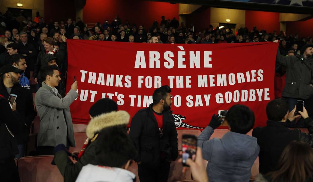 Arsenal fans hold up a banner protesting against Wenger. Photo: Reuters
