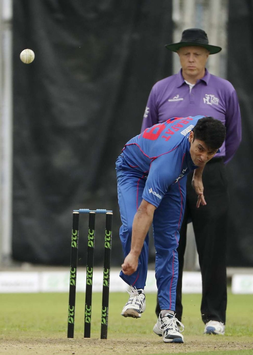 Yasir Arafat bowls for Kowloon Cantons. Photo: Edward Wong