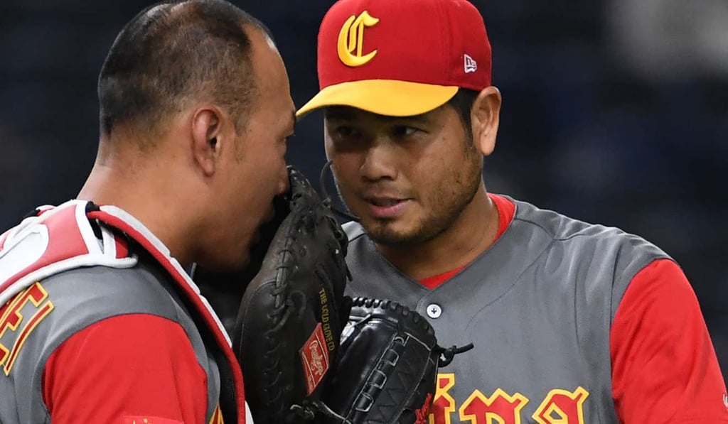 Bruce Bruce (right) discusses tactic with catcher Wang Wei at the World Baseball Classic. Photo: AFP Bruce Bruce (right) discusses tactic with catcher Wang Wei at the World Baseball Classic. Photo: AFP