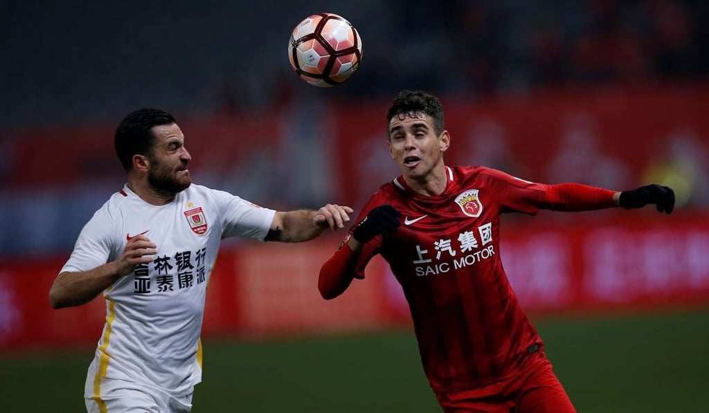 Changchun Yatai’s Jack Sealy in action with Shanghai SIPG's Brazilian midfielder Oscar. Photo: Reuters