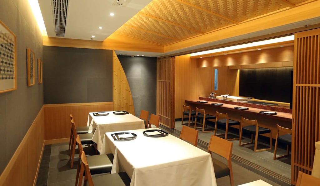 The décor in Kashiwaya is elegant and the walls are lined with ink paintings.