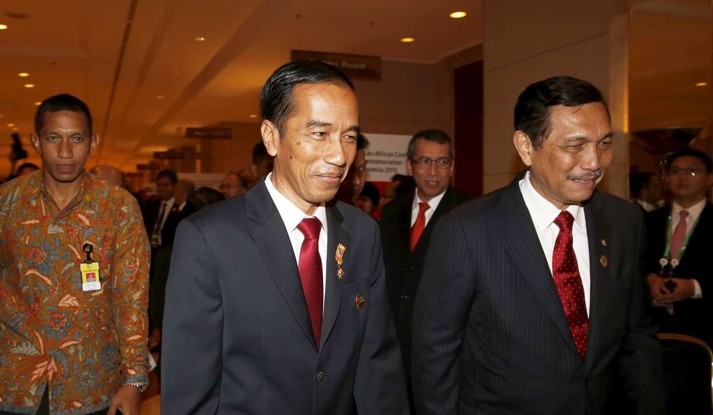 Indonesia's President Joko Widodo (centre) walks with Luhut Panjaitan (right). Photo: Reuters