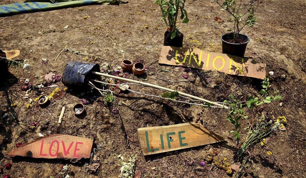 Broken flowerpots and signs boards are seen at the spot where people have gathered two days ago to pay tributes to an Irish tourist in Goa. Photo: AP Broken flowerpots and signs boards are seen at the spot where people have gathered two days ago to pay tributes to an Irish tourist in Goa. Photo: AP