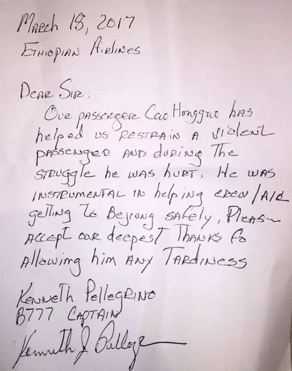 The grateful flight captain wrote a note of thanks to Cao. Photo: Handout