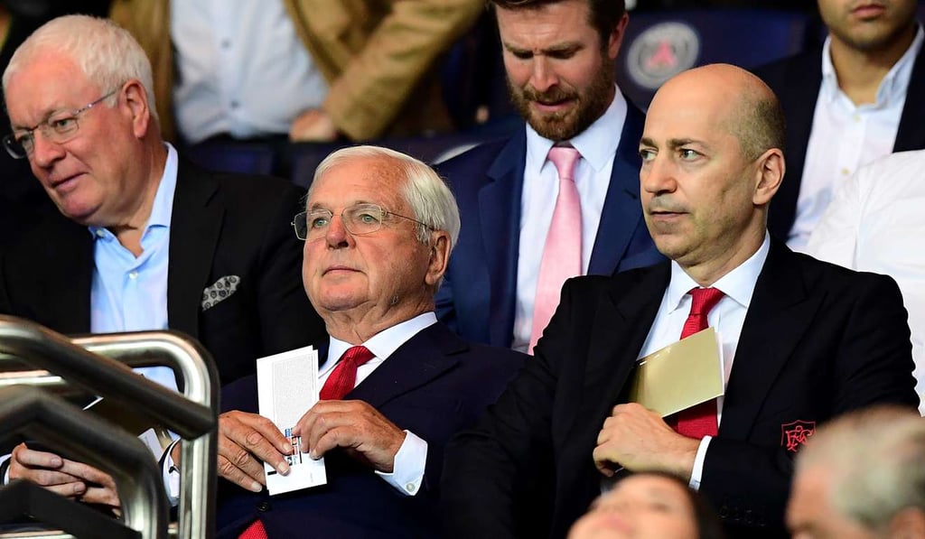 Arsenal's chairman Sir Chips Keswick (L) and chief executive officer Ivan Gazidis attend the UEFA Champions League Group A football match between Paris-Saint-Germain vs Arsenal FC, on September 13, 2016. / AFP PHOTO / FRANCK FIFE