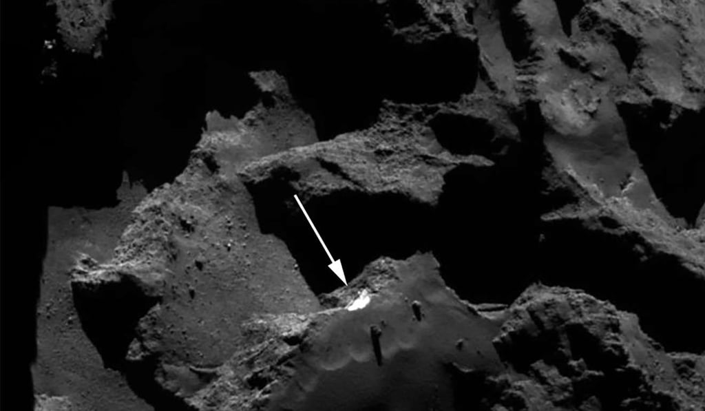 This handout picture released by the European Space Agency (ESA) on March 21, 2017 shows an OSIRIS NAC image of the Aswan cliff taken on 26 December 2015 at 77.05 km far from the comet 67P/Churyumov–Gerasimenko. The white arrow shows the bright Aswan cliff with the water ice exposed. Photo: AFP This handout picture released by the European Space Agency (ESA) on March 21, 2017 shows an OSIRIS NAC image of the Aswan cliff taken on 26 December 2015 at 77.05 km far from the comet 67P/Churyumov–Gerasimenko. The white arrow shows the bright Aswan cliff with the water ice exposed. Photo: AFP