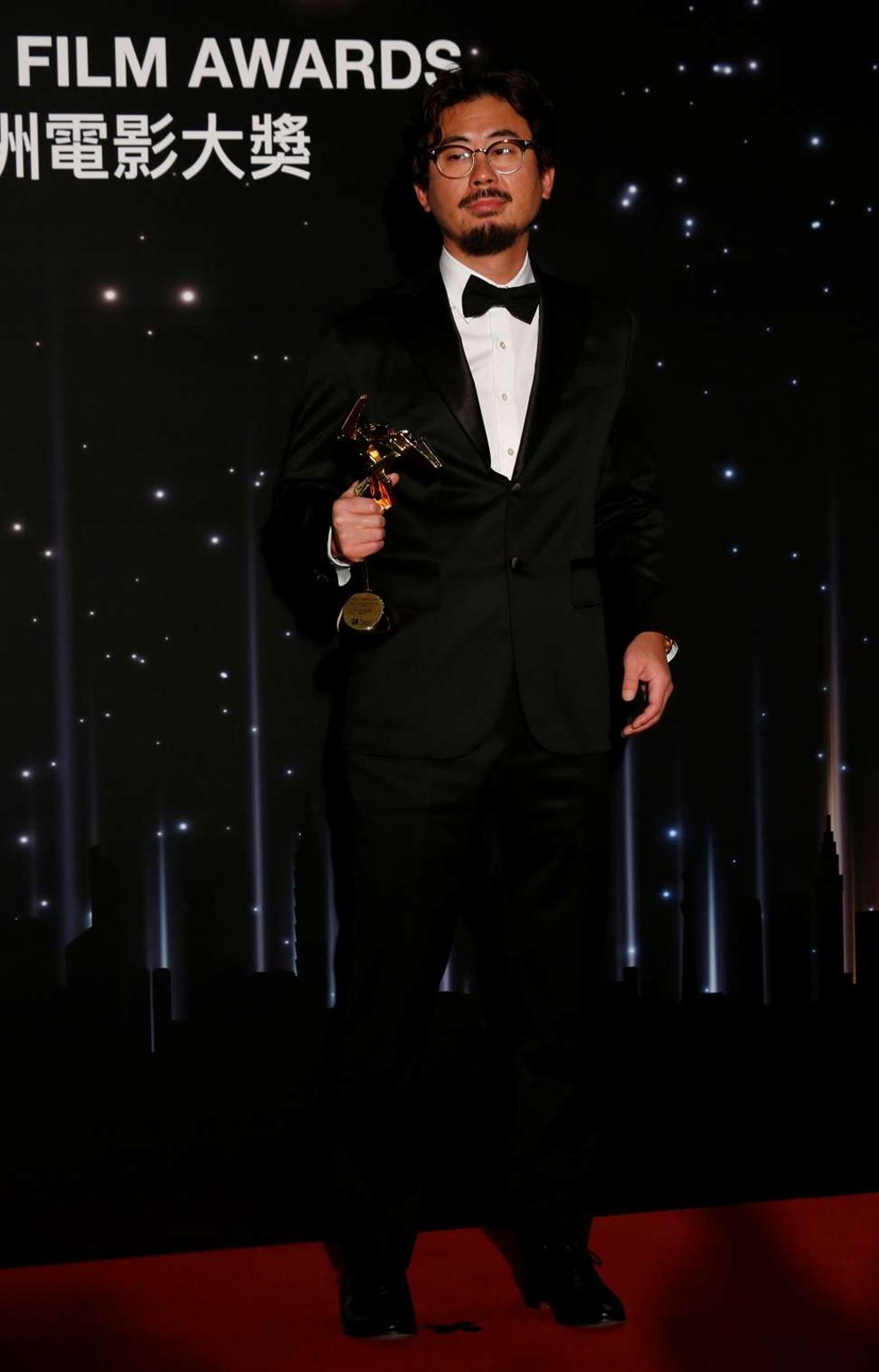 South Korean director Na Hong-jin celebrates with his Best Director award at the Asian Film Awards. Photo: REUTERS