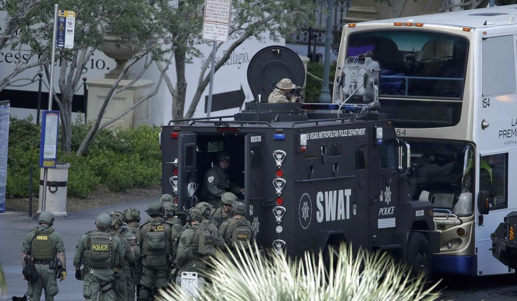 Las Vegas SWAT officers surround the bus on the Las Vegas Strip. Photo: AP Las Vegas SWAT officers surround the bus on the Las Vegas Strip. Photo: AP