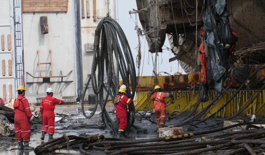 The salvage team works on the retrieved Sewol ferry on a semi-submersible transport vessel. Photo: EPA The salvage team works on the retrieved Sewol ferry on a semi-submersible transport vessel. Photo: EPA