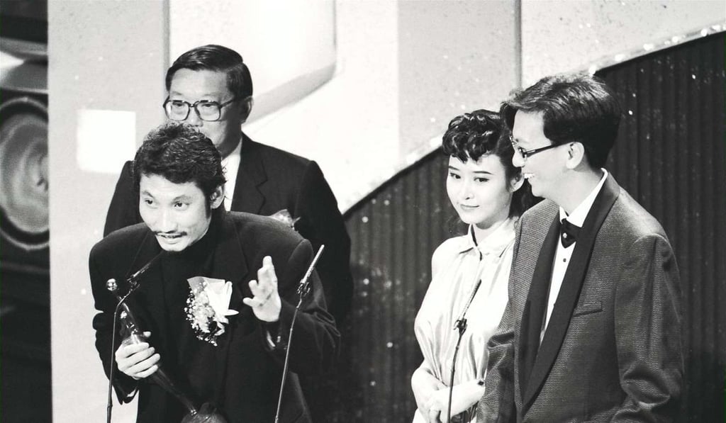 Tsui Hark speaks at the 11th Hong Kong Film Awards ceremony in 1992 after receiving the best director award from Peter Tsao Kwang-yung (rear), Hong Kong’s then secretary for home affairs. Also pictured are host Lawrence Cheng Dan-sui and actress Veronica Yip Yuk-hing. Photo: SCMP
