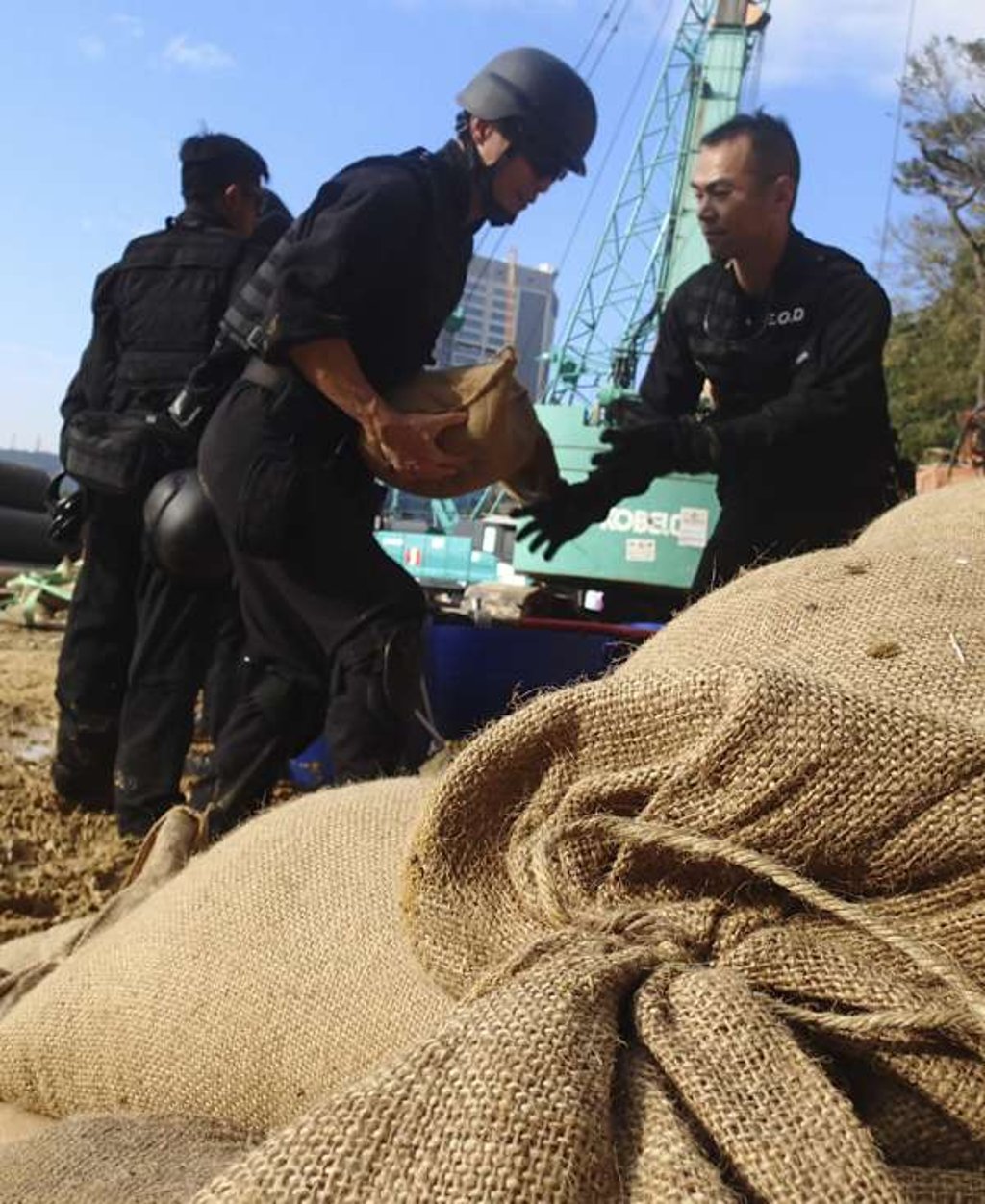 The Explosive Ordnance Disposal team builds a sandbag wall around the bomb at Pok Fu Lam. Picture: courtesy of PPRB