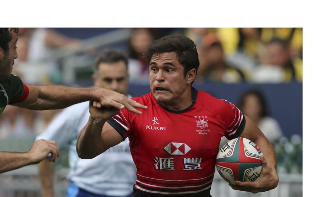 Rowan Varty tries to fend off Christian Henning of Mexico during the 2015 Hong Kong Sevens. Photo: Felix Wong