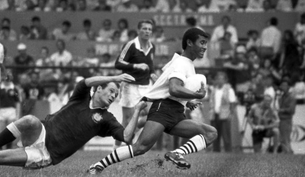 Serevi races away from Hong Kong’s Mark Ashall at the 1989 Hong Kong Sevens. Photo: Adam Knott