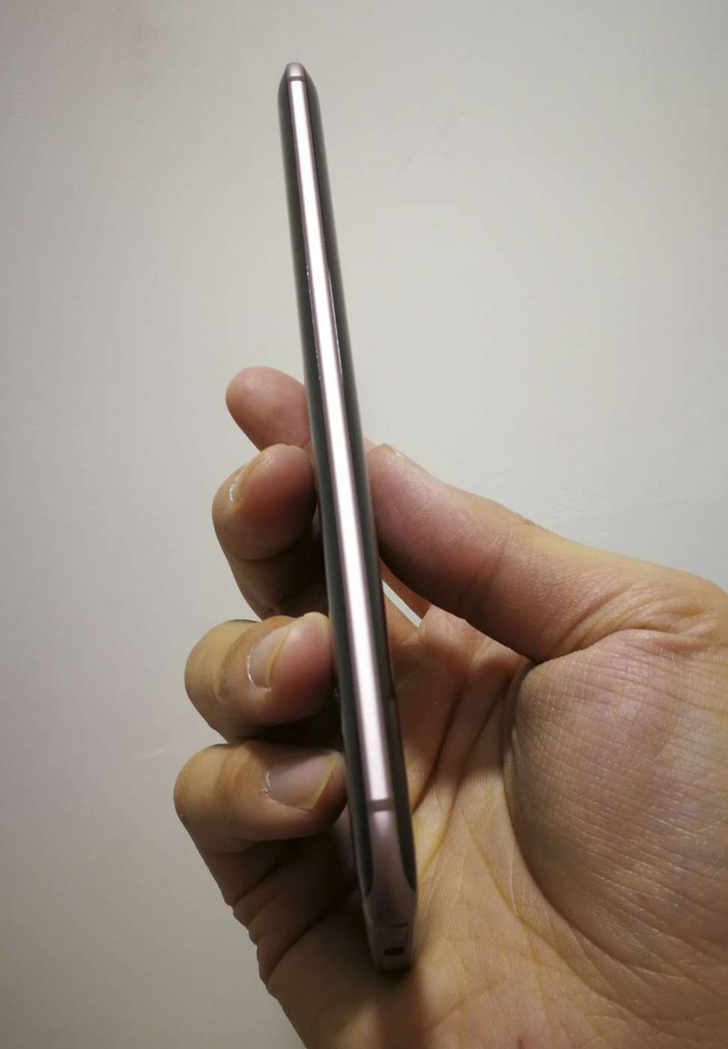 Huawei’s Honor Magic smartphone is 7.8 mm thick. Photo: Ben Sin