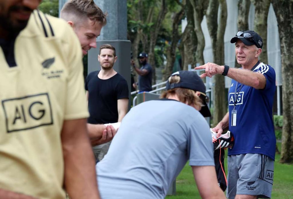 Gordon Tietjens (right) with the New Zealand squad during training for the 2016 Hong Kong Sevens. Photo: K. Y. Cheng