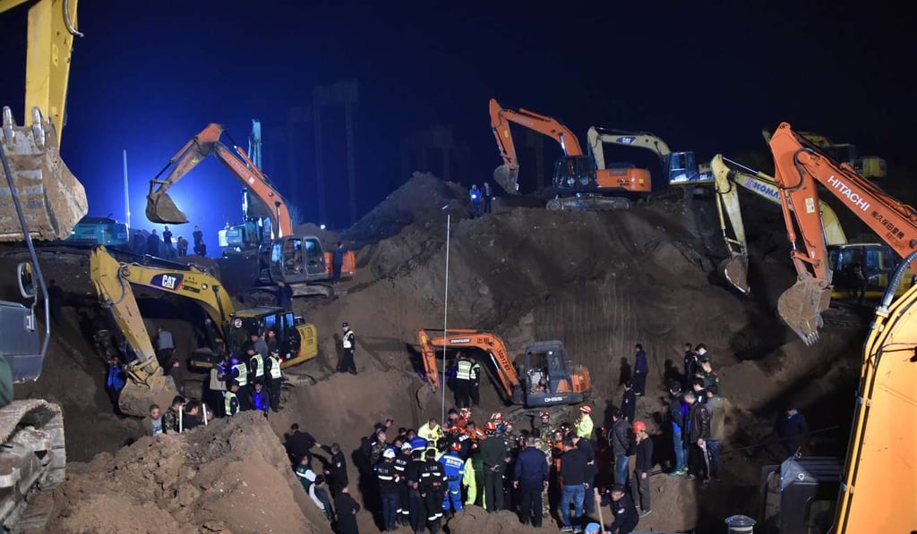 Rescue underway to pull the toddler to safety in Shandong province. Photo: Xinhua Rescue underway to pull the toddler to safety in Shandong province. Photo: Xinhua