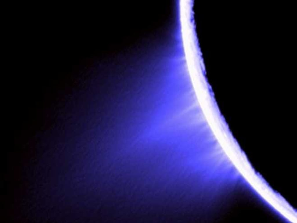 False-color image showing plumes erupting from Enceladus' surface. Photo: NASA/JPL/Space Science Institute False-color image showing plumes erupting from Enceladus' surface. Photo: NASA/JPL/Space Science Institute