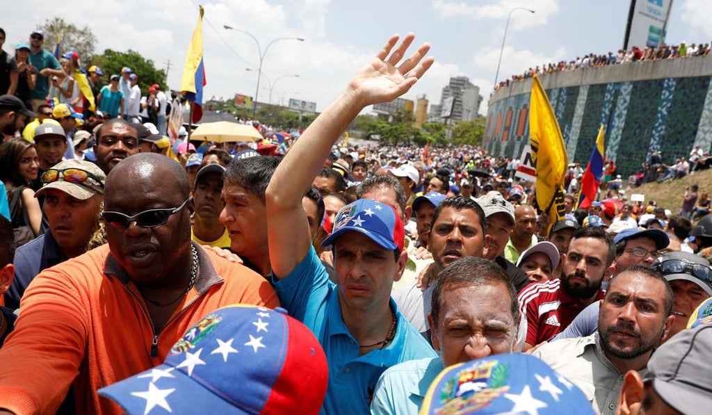 Opposition leader Henrique Capriles (C) marches along with supporters during an opposition rally in Caracas, Venezuela April 6, 2017. Photo: Reuters