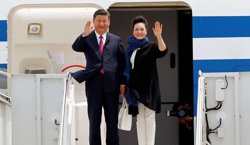China's President Xi Jinping and his wife Peng Liyuan arrive at Palm Beach International Airport in West Palm Beach, Florida, U.S., April 6, 2017. REUTERS/Joe Skipper TPX IMAGES OF THE DAY