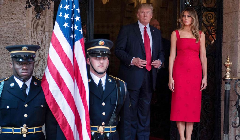 US First Lady Melania Trump (R) and US President Donald Trump (C) await the arrival of Chinese President Xi Jinping and his wife Peng Liyuan at the Mar-a-Lago estate in West Palm Beach, Florida, on April 6, 2017. / AFP PHOTO / JIM WATSON US First Lady Melania Trump (R) and US President Donald Trump (C) await the arrival of Chinese President Xi Jinping and his wife Peng Liyuan at the Mar-a-Lago estate in West Palm Beach, Florida, on April 6, 2017. / AFP PHOTO / JIM WATSON