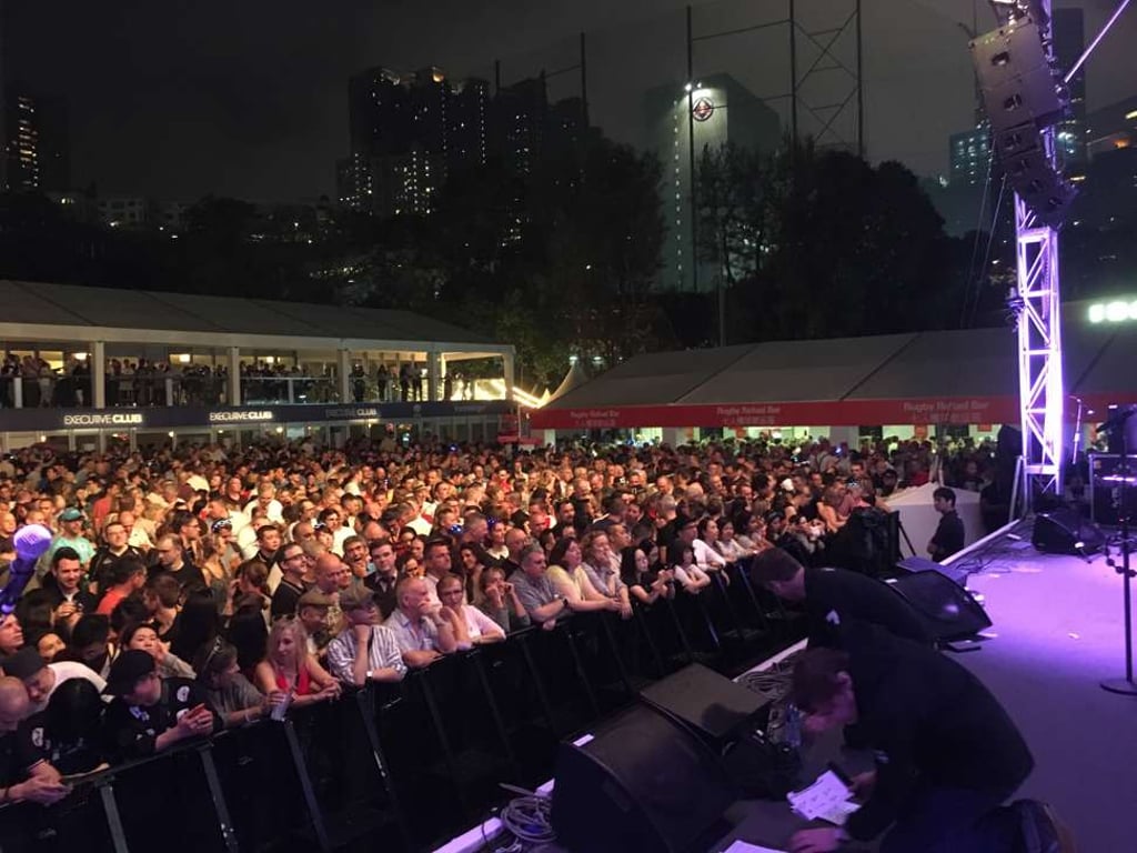 Hundreds waiting to see Madness kick off the Sevens weekend.