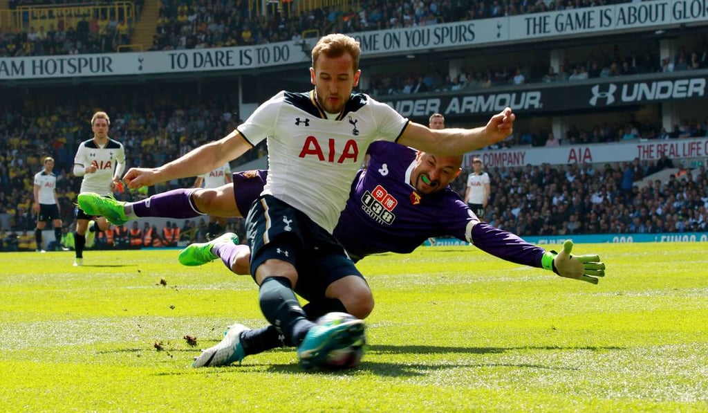 Spurs’ Harry Kane and Watford goalkeeper Heurelho Gomes battle for the ball. Photo: EPA