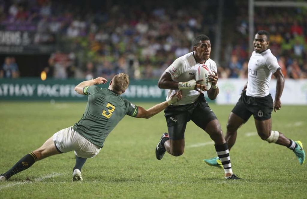 Fiji’s Kalione Nasoko dodges through South Africa during the Hong Kong Sevens Cup final. Photo: K. Y. Cheng