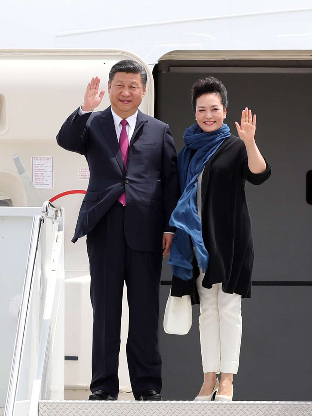 Chinese President Xi Jinping and his wife Peng Liyuan arrive at Palm Beach International Airport in Florida on Thursday. Photo: Xinhua Chinese President Xi Jinping and his wife Peng Liyuan arrive at Palm Beach International Airport in Florida on Thursday. Photo: Xinhua