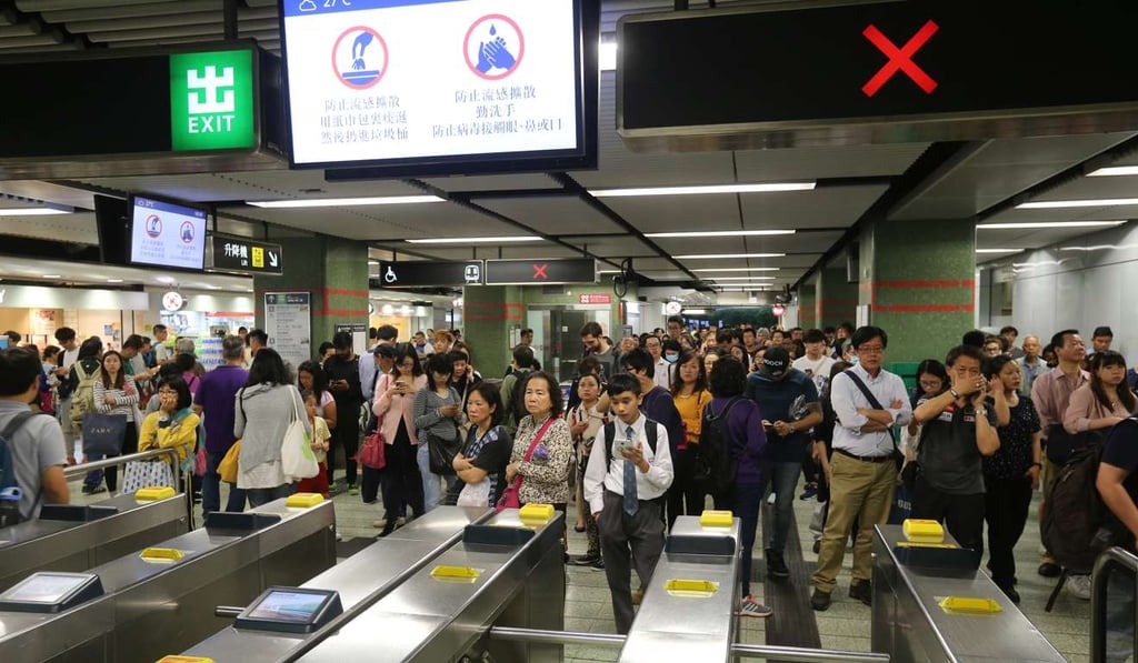 At Lok Fu station, commuters are waiting for MTR staff instructions. Photo: Facebook