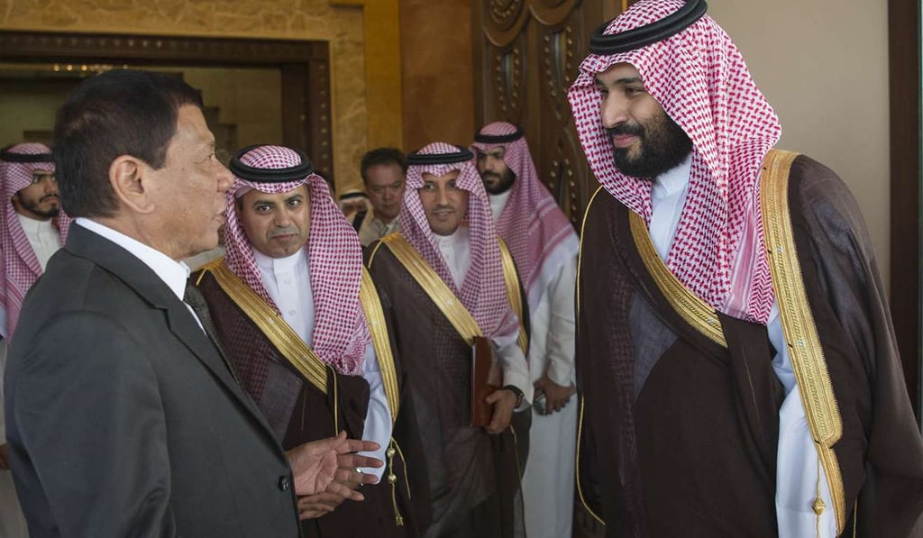 A handout picture provided by the Saudi Royal Palace on April 11, 2017 shows Saudi Arabia's Deputy Crown Prince Mohamed bin Salman (R) meeting with Philippines President Rodrigo Duterte in the capital Riyadh. Duterte is at the start of a Gulf tour. Photo: AFP