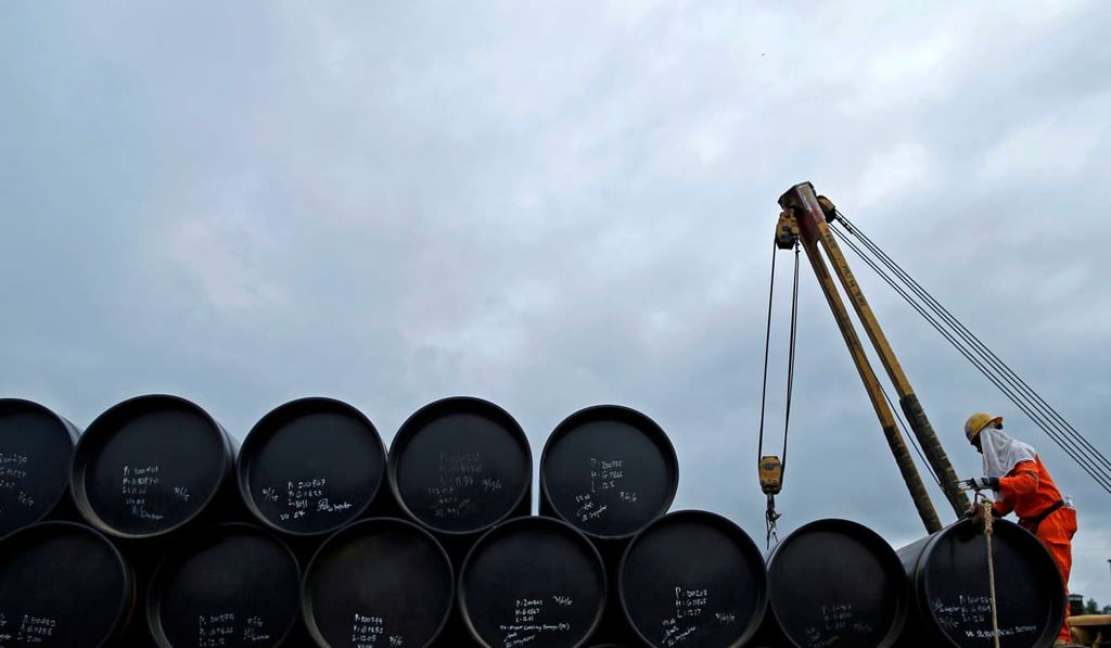A worker prepares to transport oil pipelines to be laid for the Pengerang Gas Pipeline Project at an area 40km (24 miles) away from the Pengerang Integrated Petroleum Complex in Pengerang, Johor, Malaysia. Photo: Reuters