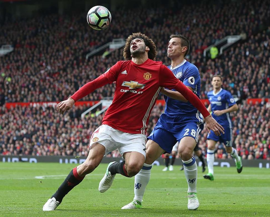 Manchester United’s Marouane Fellaini challenges Chelsea’s Cesar Azpilicueta. Photo: EPA